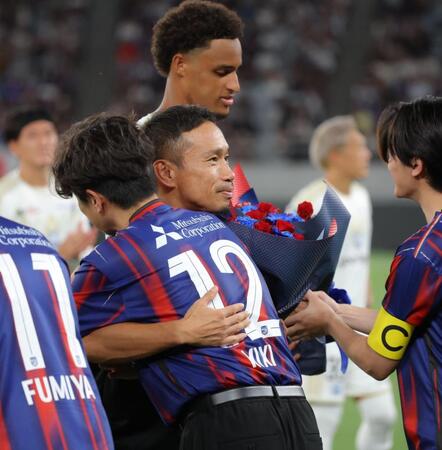 Ｗ杯出場を労い、花束を受け取るＦＣ東京・長友佑都（中央）＝撮影・吉澤敬太