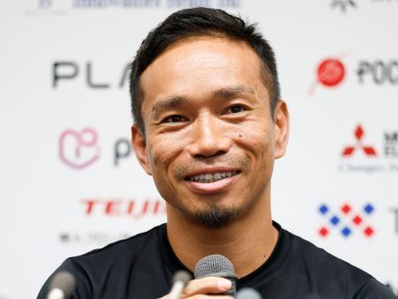 　サッカーＪ１のＦＣ東京で現役を続行することとなり記者会見する長友佑都＝８日、味の素スタジアム