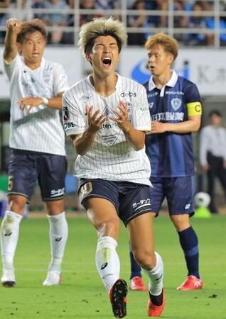 前半、ゴールを外し痛恨の表情を浮かべる神戸ＦＷ大迫勇也（右から２人目）