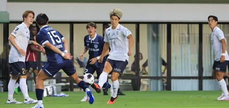　前半、攻め上がる神戸ＦＷ大迫勇也（中央）ら