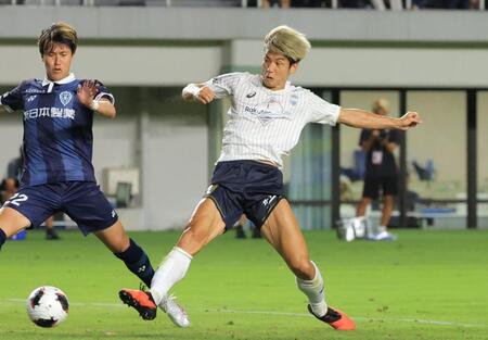 前半、神戸ＦＷ大迫（左から２人目）が右足で先制ゴールを決める