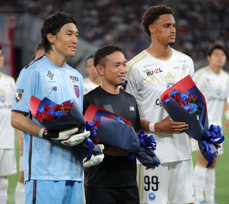 Ｗ杯出場を労われ花束を受け取る（左から）ＦＣ東京のキム・スンギュ、長友佑都、町田のテテ・イェンギ（撮影・吉澤敬太）