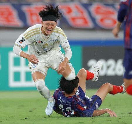 前半、町田・中村帆高（左）に対するファールで、ＦＣ東京・橋本健人がレッドカードで退場となる（撮影・吉澤敬太）