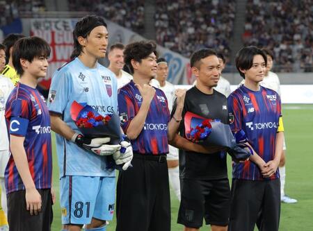 高橋文哉（左端）、櫻井海音（右端）らからＷ杯出場を労われ花束を受け取るＦＣ東京・長友佑都（中央右）＝撮影・吉澤敬太