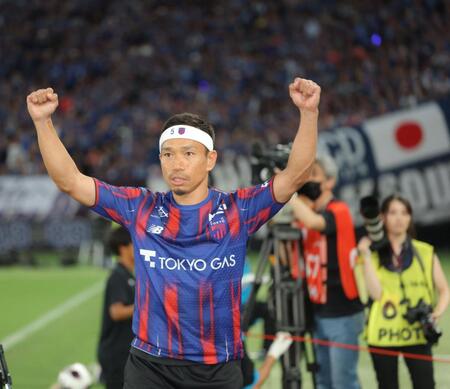 ＦＣ東京のユニホームを着て歓声に応える長友佑都（撮影・吉澤敬太）