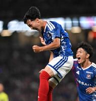 前半、先制ゴールを決めて喜ぶ横浜Ｍ・三井寺（撮影・堀内翔）