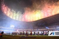 花火が上がる中、行われた開幕イベント（撮影・堀内翔）