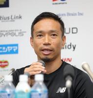 ＦＣ東京との契約を発表する長友佑都（撮影・吉澤敬太）