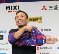 笑顔でＦＣ東京のユニホームに袖を通す長友佑都（撮影・吉澤敬太）