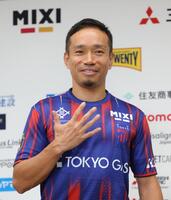 ＦＣ東京と再契約し、“Ｗ杯５回出場のレジェンドポーズ”を見せる長友佑都（撮影・吉澤敬太）