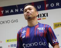ＦＣ東京のユニホームに袖を通し、自信を見せる長友佑都（撮影・吉澤敬太）