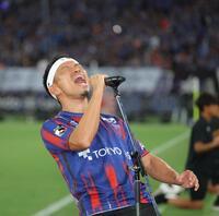 ＦＣ東京のユニホームを着て絶叫する長友佑都（撮影・吉澤敬太）