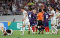 前半、町田・中村帆高（左端）に対するファールで、ＦＣ東京・橋本健人がレッドカードで退場となる（撮影・吉澤敬太）