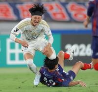 前半、町田・中村帆高（左）に対するファールで、ＦＣ東京・橋本健人がレッドカードで退場となる（撮影・吉澤敬太）
