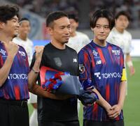 櫻井海音（右）らからＷ杯出場を労われ花束を受け取るＦＣ東京・長友佑都（中央）＝撮影・吉澤敬太