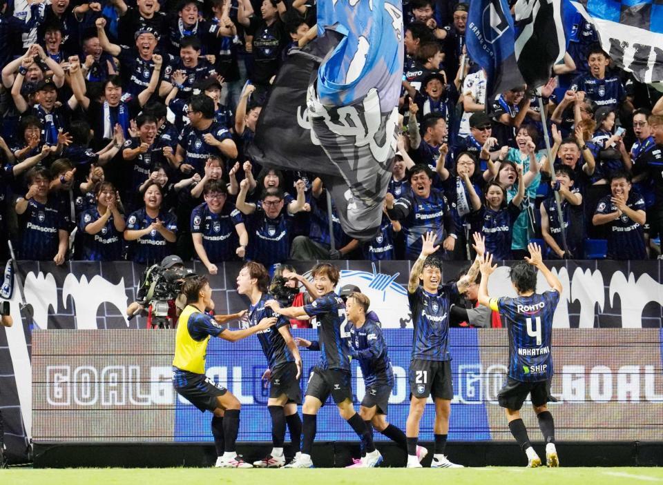 　後半、決勝ゴールを決め喜ぶ植中（左から２人目）らＧ大阪イレブン