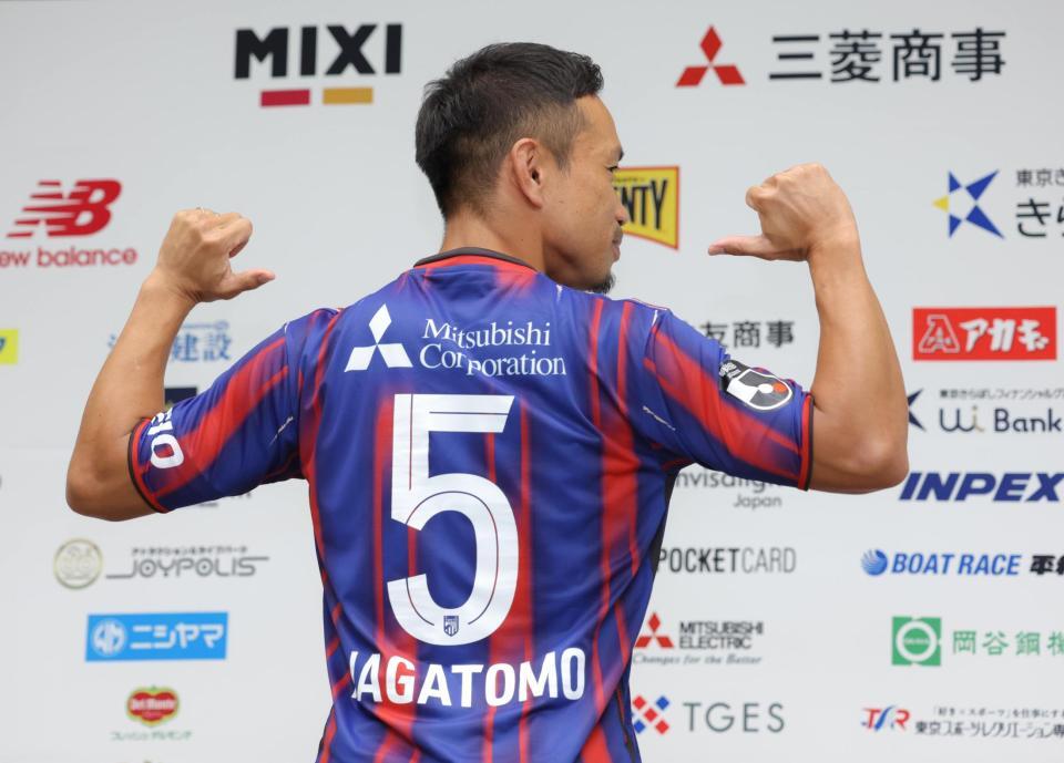 ＦＣ東京と再契約し、背番号５のユニホーム姿を披露する長友佑都（撮影・吉澤敬太）