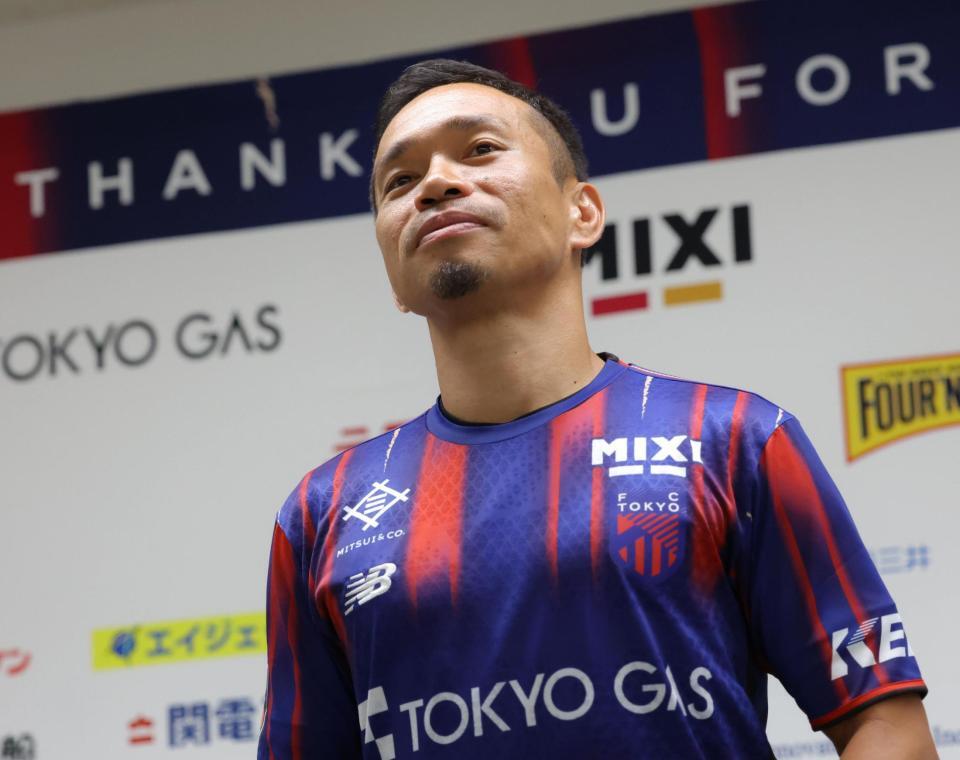 ＦＣ東京のユニホームに袖を通し、自信を見せる長友佑都（撮影・吉澤敬太）