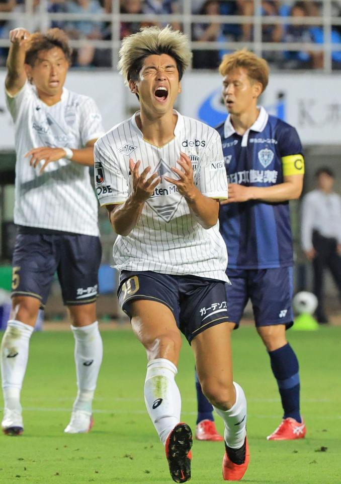 前半、ゴールを外し痛恨の表情を浮かべる神戸ＦＷ大迫勇也（右から２人目）