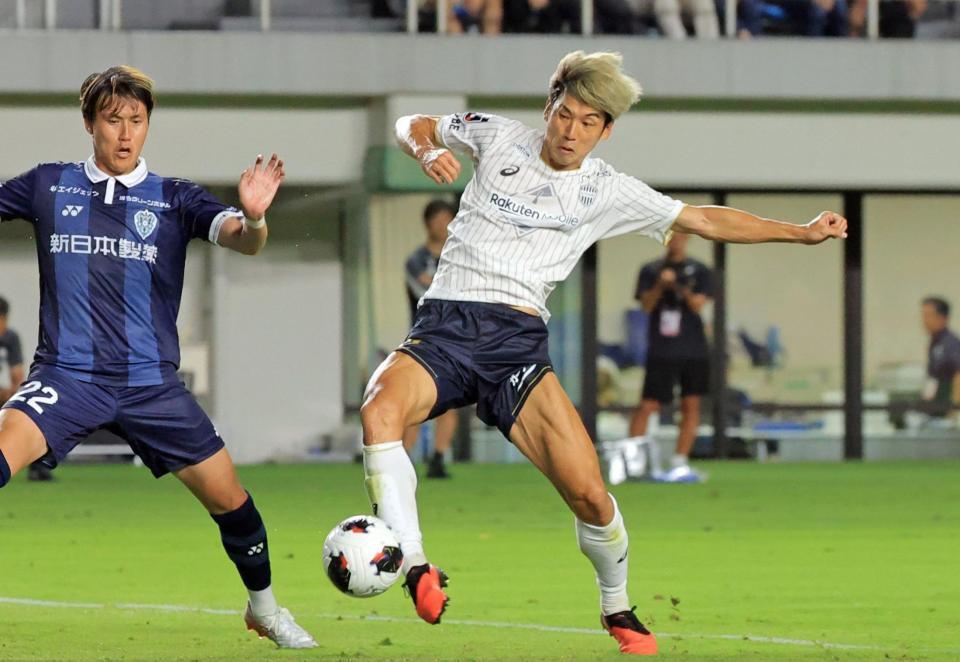 前半、神戸の大迫（左から２人目）が右足で先制ゴールを決める