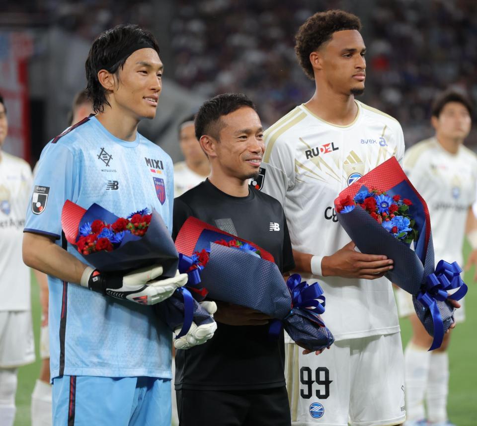 Ｗ杯出場を労われ花束を受け取る（左から）ＦＣ東京のキム・スンギュ、長友佑都、町田のテテ・イェンギ（撮影・吉澤敬太）