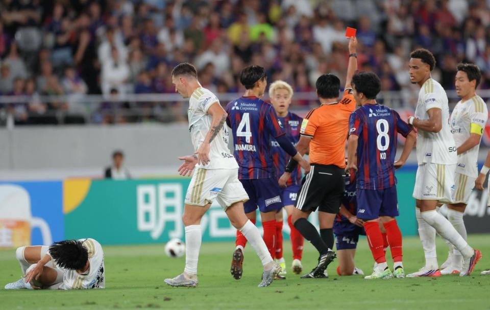 前半、町田・中村帆高（左端）に対するファールで、ＦＣ東京・橋本健人がレッドカードで退場となる（撮影・吉澤敬太）