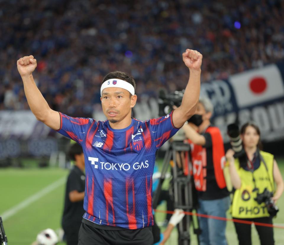 ＦＣ東京のユニホームを着て歓声に応える長友佑都（撮影・吉澤敬太）