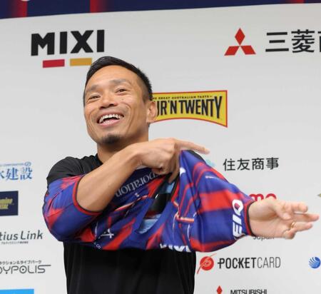 　笑顔でＦＣ東京のユニホームに袖を通す長友佑都＝味の素スタジアム（撮影・吉澤敬太）