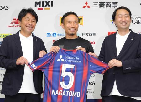 　ＦＣ東京と再契約し、小原光城ＧＭ（左）、白井英介社長（右）と笑顔を見せる長友佑都＝味の素スタジアム（撮影・吉澤敬太）