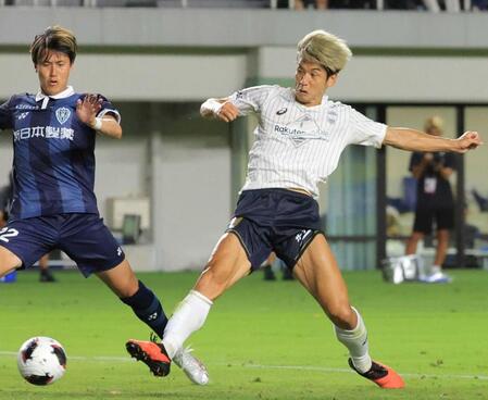 　前半、神戸のＦＷ大迫勇也（左から２人目）が右足で先制ゴールを決める