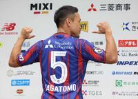 　ＦＣ東京と再契約し、背番号５のユニホーム姿を披露する長友佑都＝味の素スタジアム（撮影・吉澤敬太）