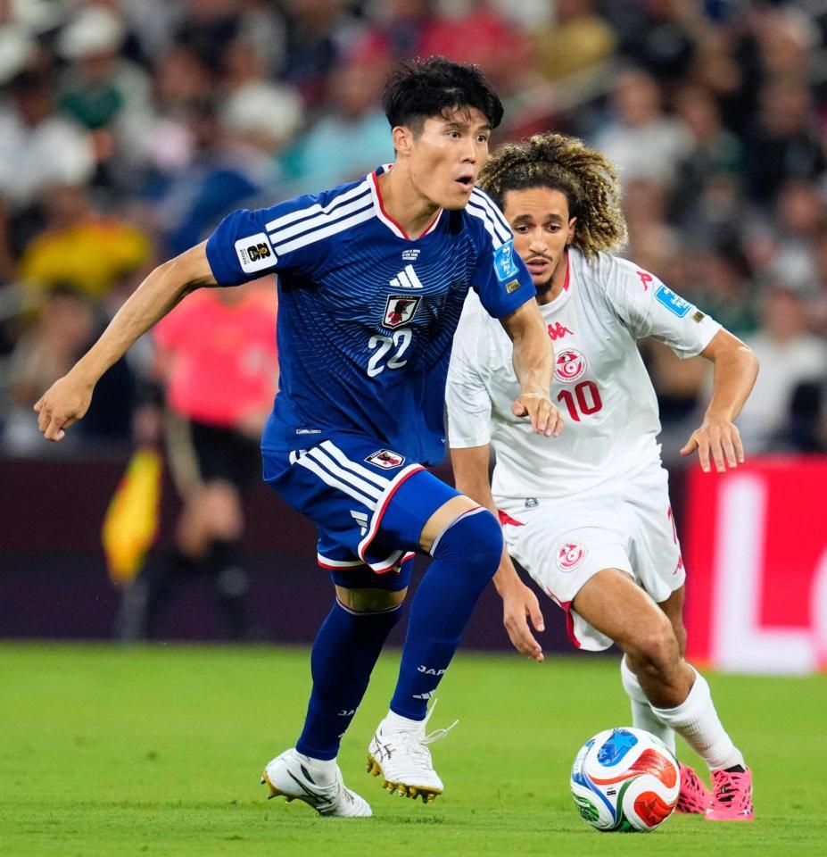 　サッカーＷ杯北中米３カ国大会のチュニジア戦でプレーする冨安健洋（左）＝６月、モンテレイ（共同）