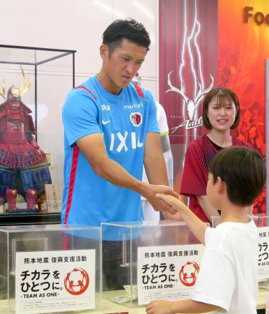 　熊本地震の復興支援活動に参加するＪ１鹿島の植田＝１１日、茨城県鹿嶋市