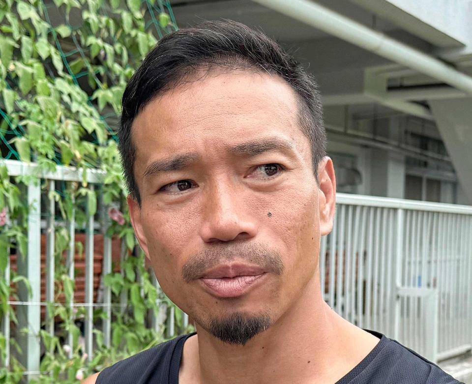 　練習後に取材に応じるＦＣ東京・長友