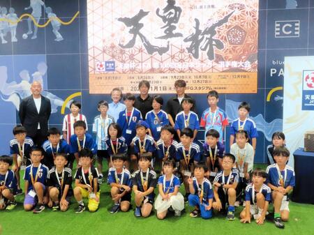 　都内で子どもたちとの交流イベントに出席したサッカー日本代表の名波浩コーチ（後列左）とＪＦＡの宮本恒靖会長
