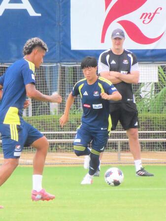 次節の清水戦に向けて練習を行った横浜ＭのＭＦ三井寺真（中央）
