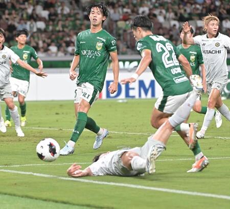 前半、ゴールまで派手に転がる柏・遠藤溪太（撮影・持木克友）