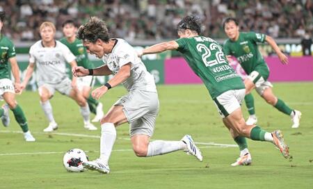 前半、内田陽介（右）と競り合う柏・遠藤溪太（撮影・持木克友）