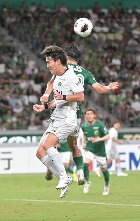 前半、ゴール前で競り合う柏・遠藤溪太（左）＝撮影・持木克友