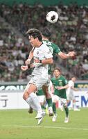 前半、ゴール前で競り合う柏・遠藤溪太（左）＝撮影・持木克友