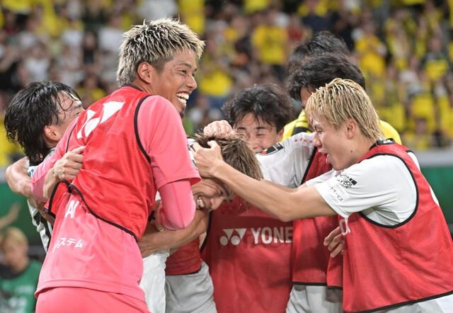 後半、勝ち越しのゴールを決めイレブンから手荒い祝福を受ける柏・瀬川祐輔（左から３人目）＝撮影・持木克友