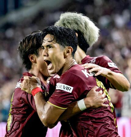 　後半、同点ゴールを決め喜ぶ神戸・武藤