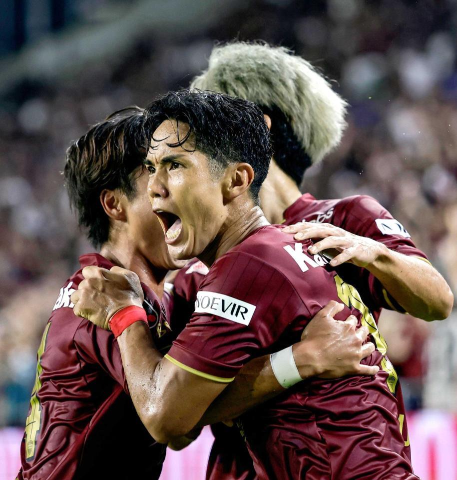 　後半、同点ゴールを決め喜ぶ神戸・武藤
