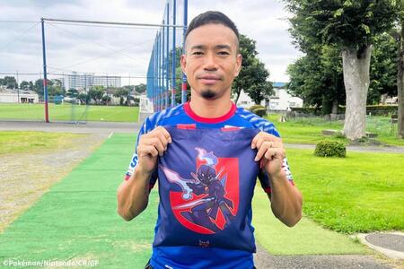 クラブパートナーポケモンの「ソウブレイズ」がデザインされたエコバックをアピールするＦＣ東京のＤＦ長友佑都