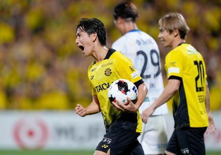 　柏-長崎　後半、チーム２点目のゴールを決め、雄たけびを上げる柏・小泉（左）＝三協Ｆ柏