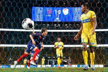 　ＦＣ東京-千葉　後半、チーム２点目のゴールを決め、駆け出すＦＣ東京・安斎（左）＝ＭＵＦＧ国立