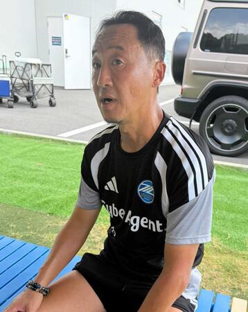 　浦和戦に向けた取材に応じる町田・黒田監督
