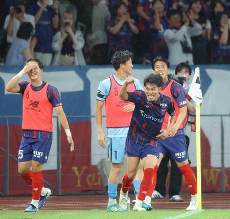 　後半、先制ゴールを決め、喜ぶＦＣ東京・高（撮影・吉澤敬太）
