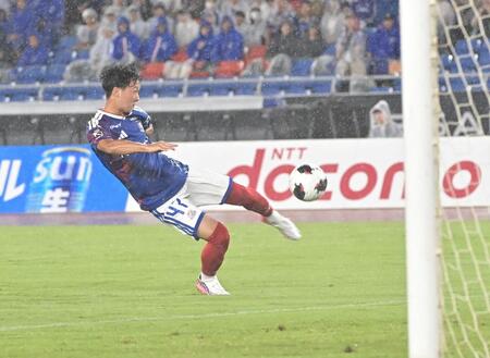 前半、ゴールを決めた横浜Ｍ・三井寺（撮影・持木克友）
