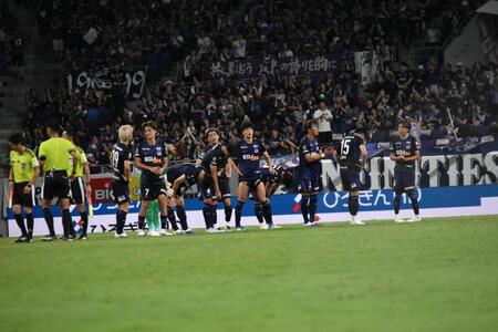 試合終了後、整列に備える広島の選手たち